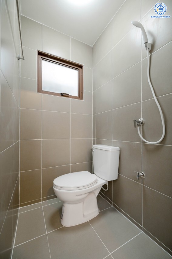 บ้านมือสองตกแต่งใหม่ จากแบรนด์ Sansiri โครงการ เศรษฐสิริ วงแหวน-สุขาภิบาล2 บ้านเดี่ยวหลังมุม เนื้อที่ 70.10 ตร.ว. พื้นที่ใช้สอย 166.20 ตร.ม. ฟังก์ชัน 3 ห้องนอน 3 ห้องน้ำ 1 ห้องแม่บ้าน 2 ที่จอดรถ ติดถนนใหญ่เสรีไทย ใกล้จุดขึ้นทางด่วน "วงแหวน-กาญจนาภิเษก" และ ใกล้รถไฟฟ้าสายสีชมพู "สถานีนพรัตน์"...